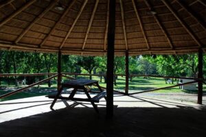 Camping Los Tilos - Colón - quincho naturaleza camping los tilos